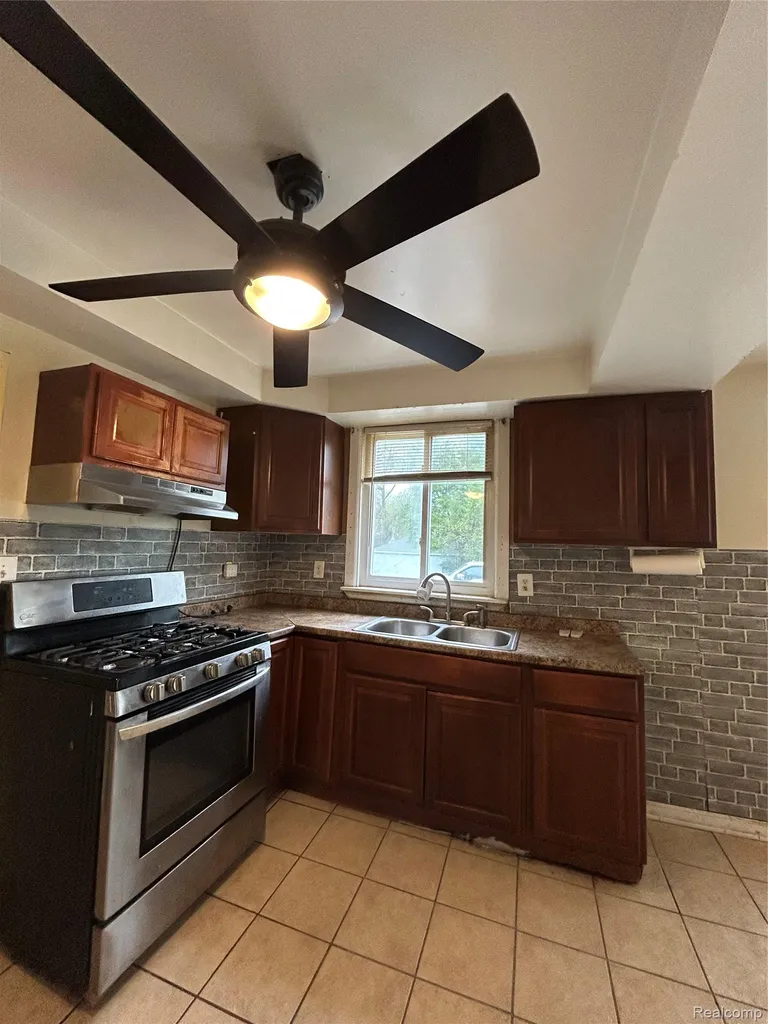 7004 Orchard Avenue Warren City MI 48091