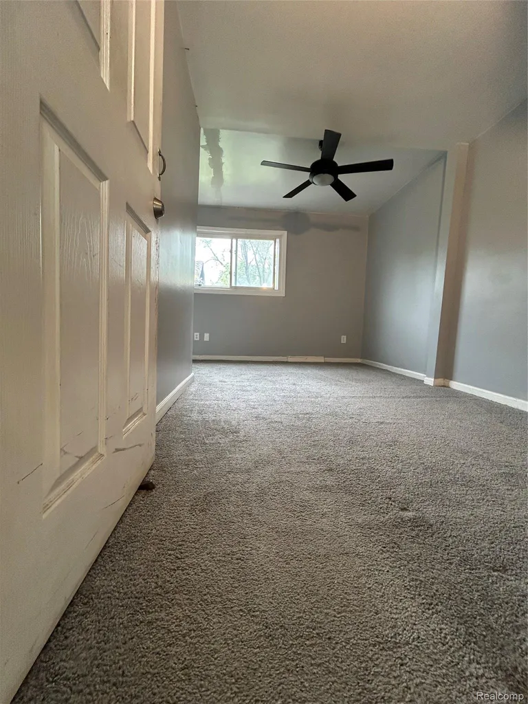 7004 Orchard Avenue Warren City MI 48091
