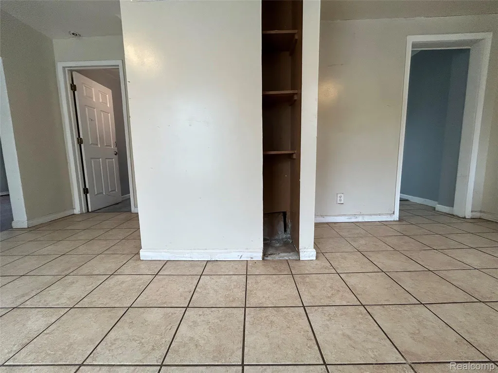 7004 Orchard Avenue Warren City MI 48091