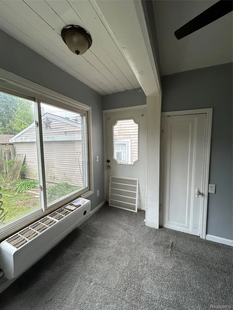 7004 Orchard Avenue Warren City MI 48091