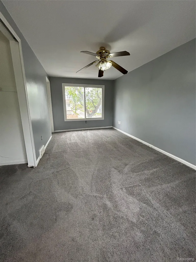 7004 Orchard Avenue Warren City MI 48091