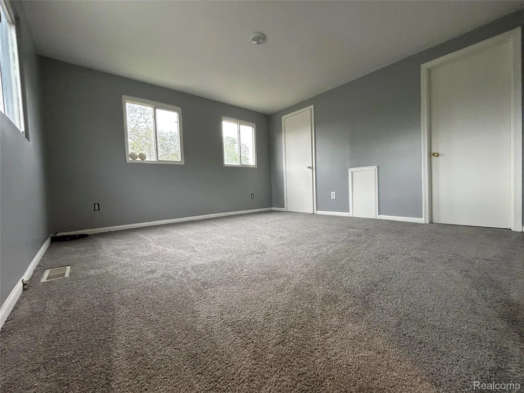 7004 Orchard Avenue Warren City MI 48091