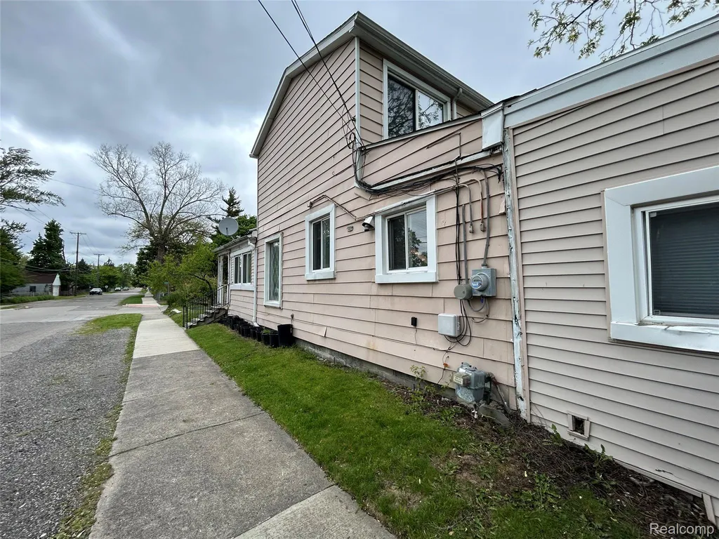 7004 Orchard Avenue Warren City MI 48091