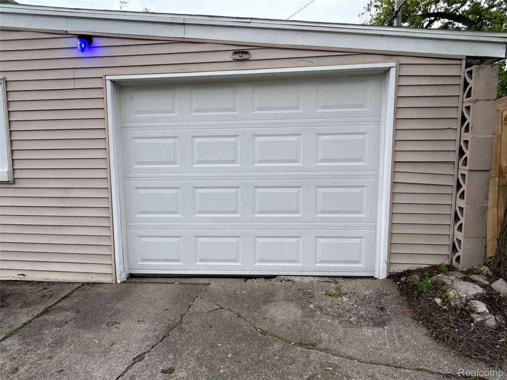 7004 Orchard Avenue Warren City MI 48091