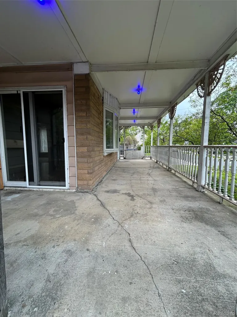 7004 Orchard Avenue Warren City MI 48091