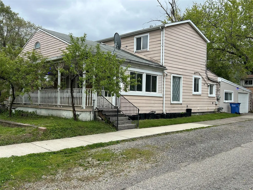 7004 Orchard Avenue Warren City MI 48091