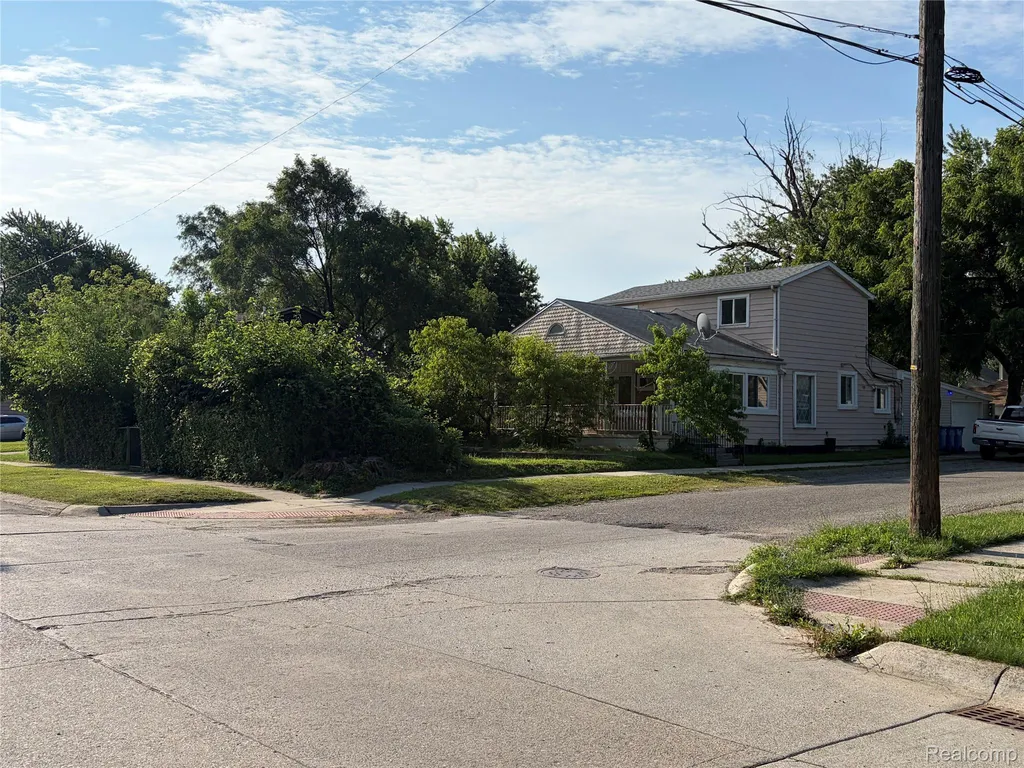 7004 Orchard Avenue Warren City MI 48091
