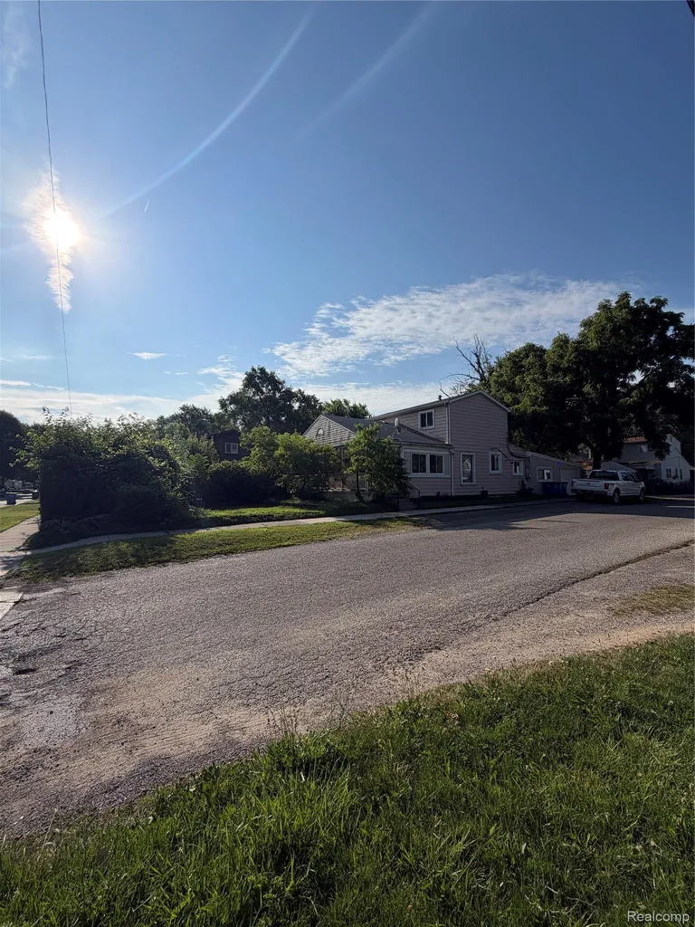 7004 Orchard Avenue Warren City MI 48091