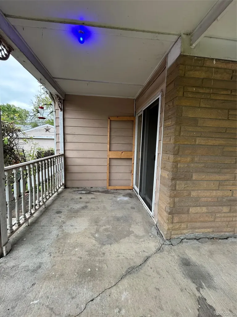 7004 Orchard Avenue Warren City MI 48091