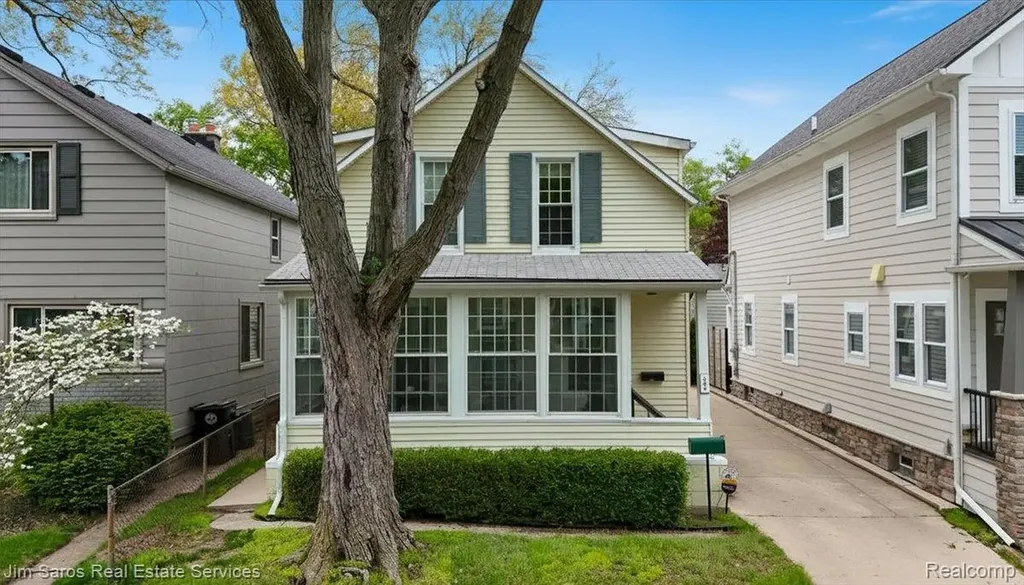 124 Muir Road Grosse Pointe Farms City MI 48236