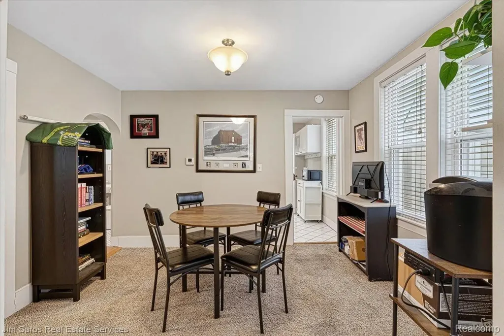 124 Muir Road Grosse Pointe Farms City MI 48236