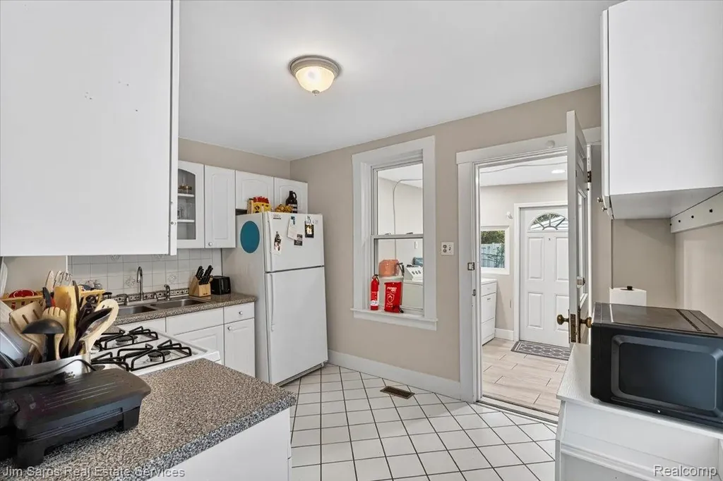 124 Muir Road Grosse Pointe Farms City MI 48236