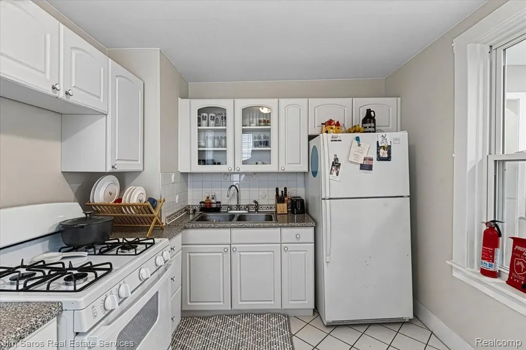 124 Muir Road Grosse Pointe Farms City MI 48236
