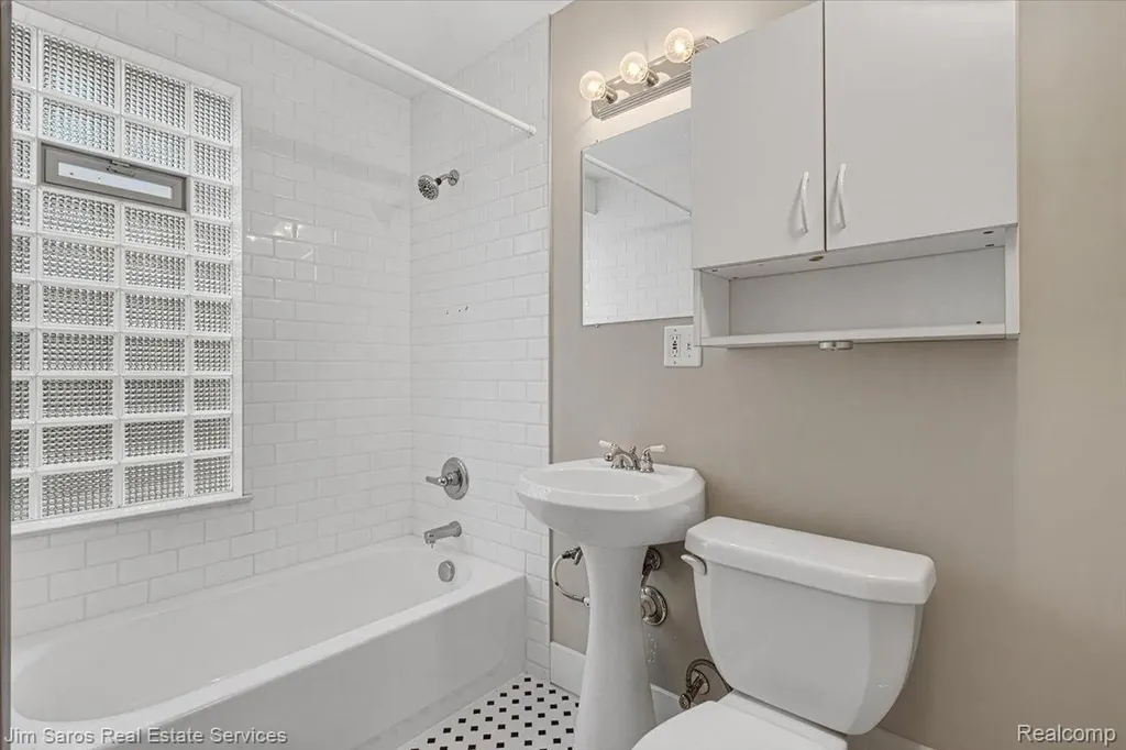124 Muir Road Grosse Pointe Farms City MI 48236