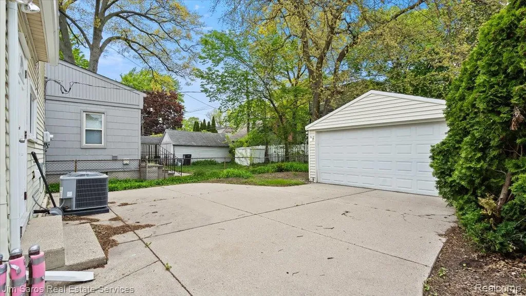 124 Muir Road Grosse Pointe Farms City MI 48236
