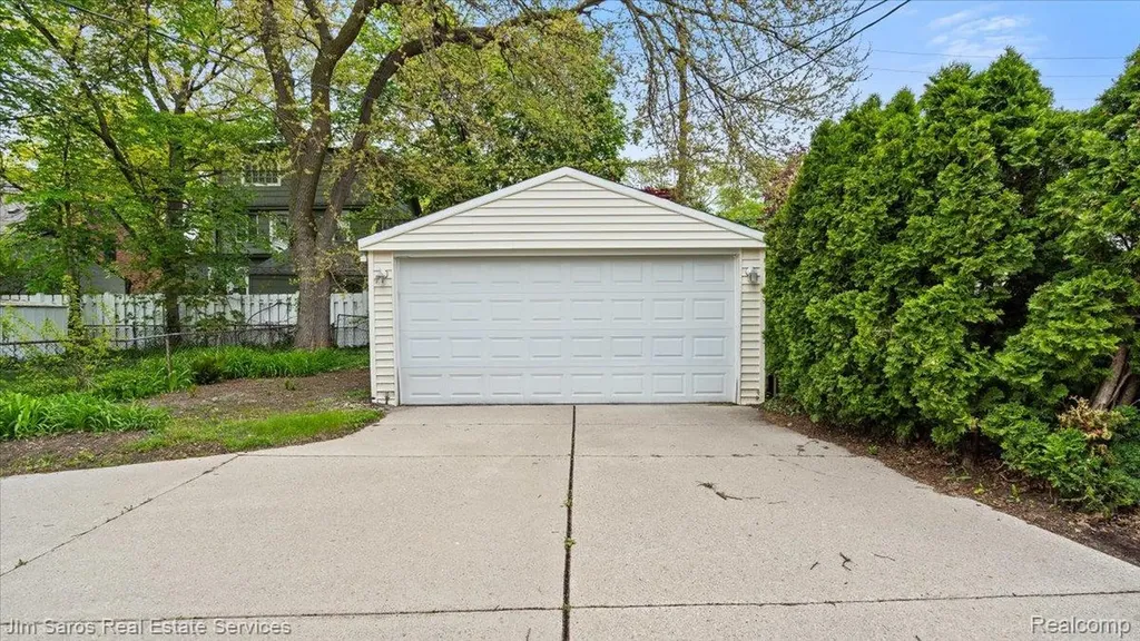 124 Muir Road Grosse Pointe Farms City MI 48236