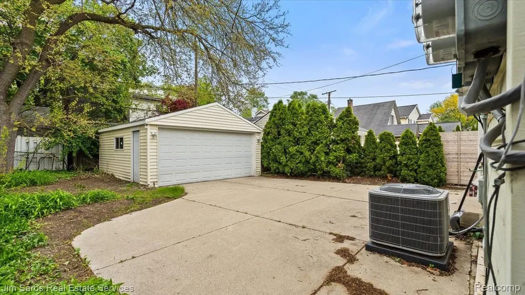 124 Muir Road Grosse Pointe Farms City MI 48236