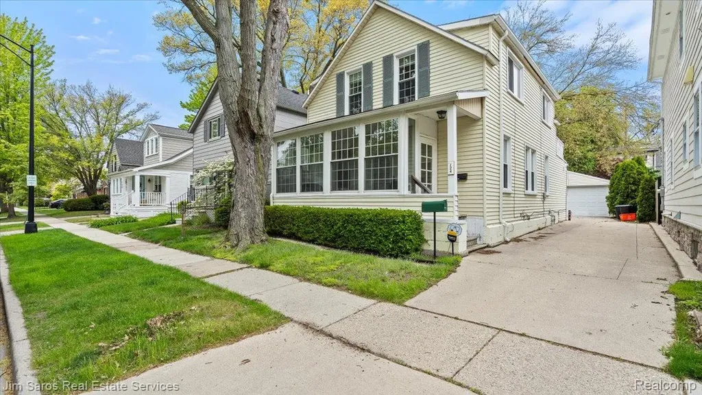 124 Muir Road Grosse Pointe Farms City MI 48236