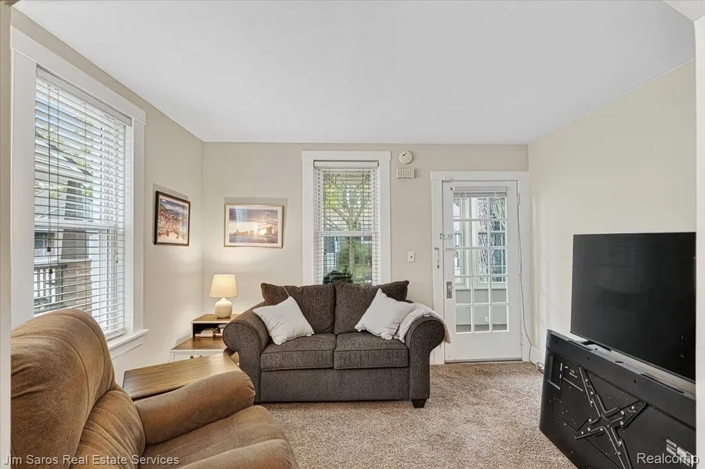 124 Muir Road Grosse Pointe Farms City MI 48236