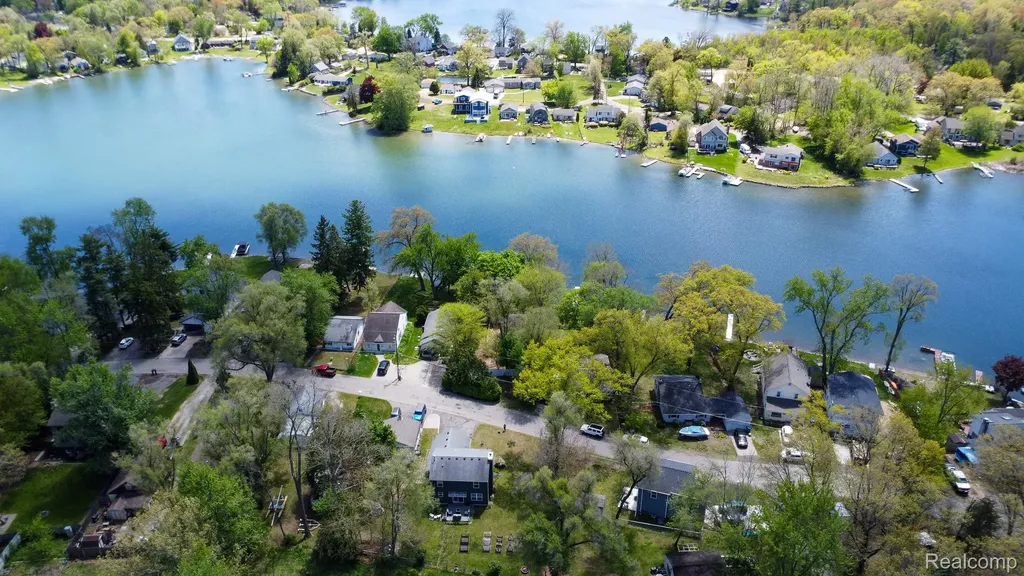 9470 Mandon Road White Lake Charter Township MI 48386