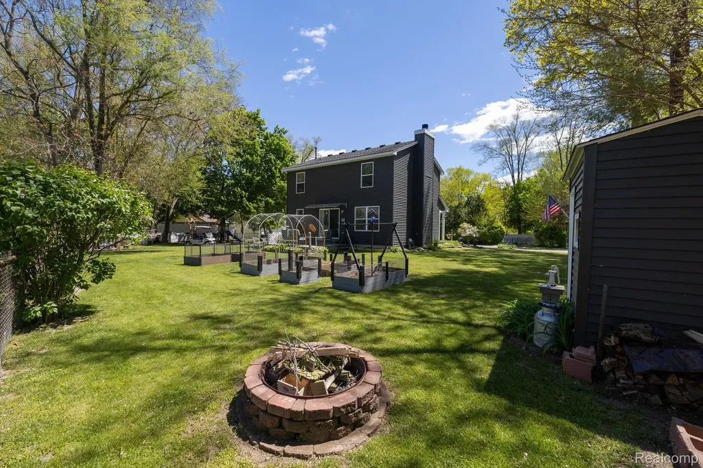 9470 Mandon Road White Lake Charter Township MI 48386