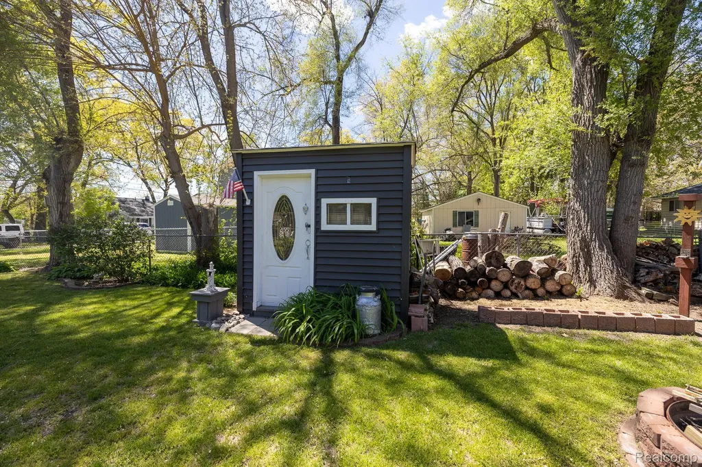 9470 Mandon Road White Lake Charter Township MI 48386