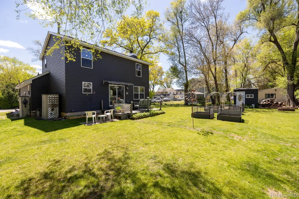 9470 Mandon Road White Lake Charter Township MI 48386