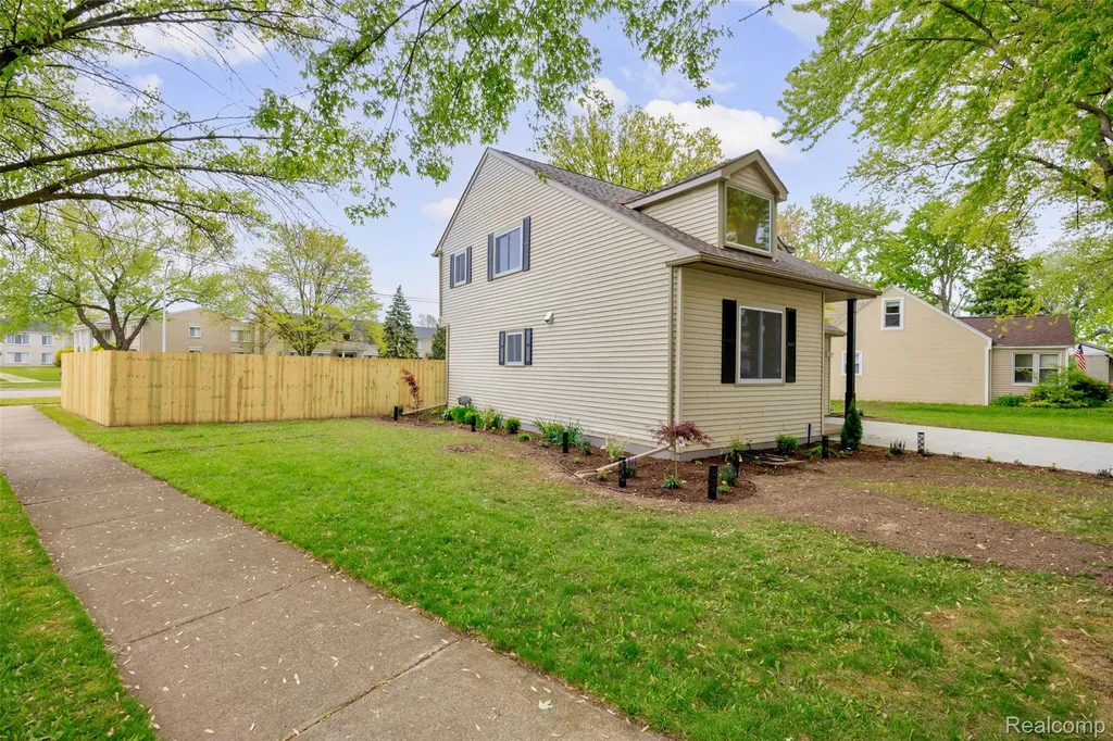 20505 Ridgemont Road Harper Woods City MI 48225