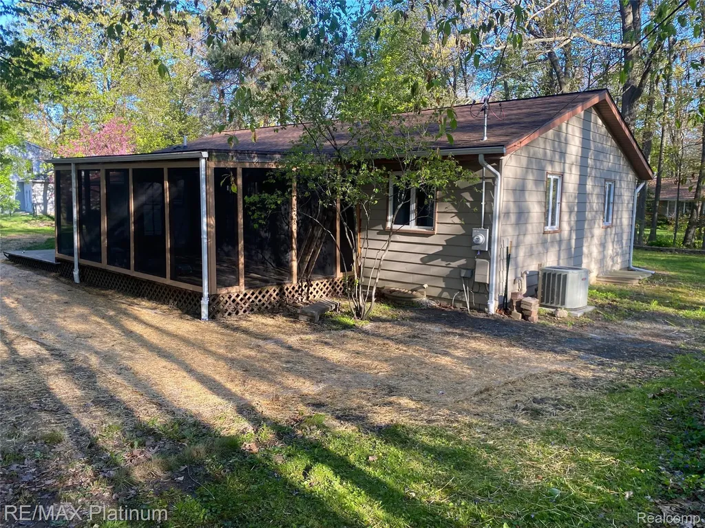 2482 Livernois Drive Oceola Township MI 48843