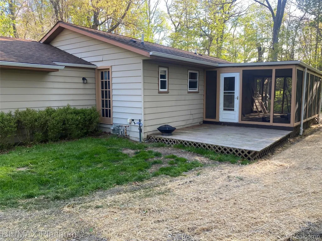 2482 Livernois Drive Oceola Township MI 48843