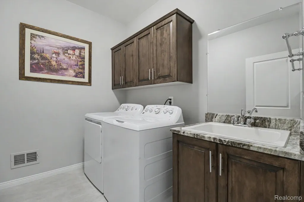 15330 Eton Pointe Drive Clinton Charter Township MI 48035