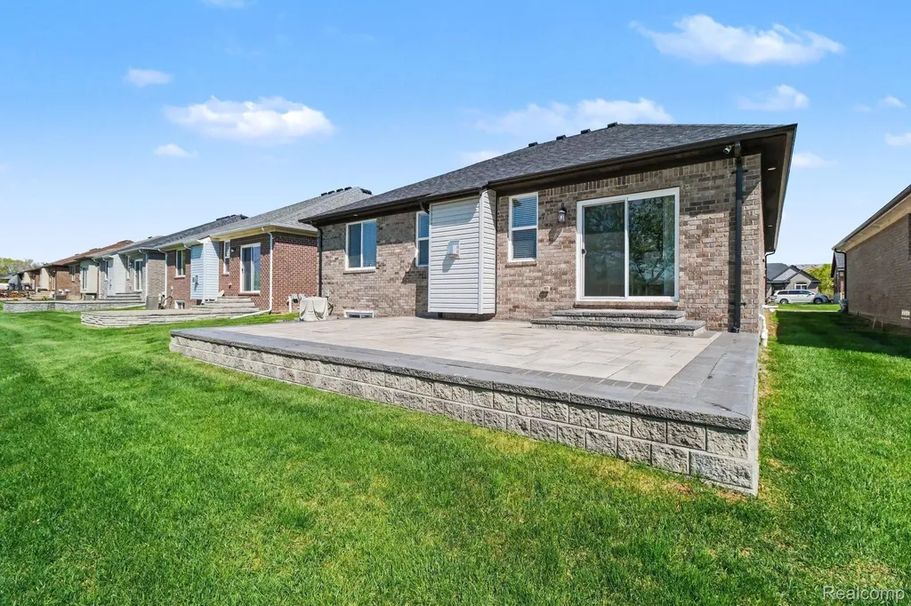 15330 Eton Pointe Drive Clinton Charter Township MI 48035