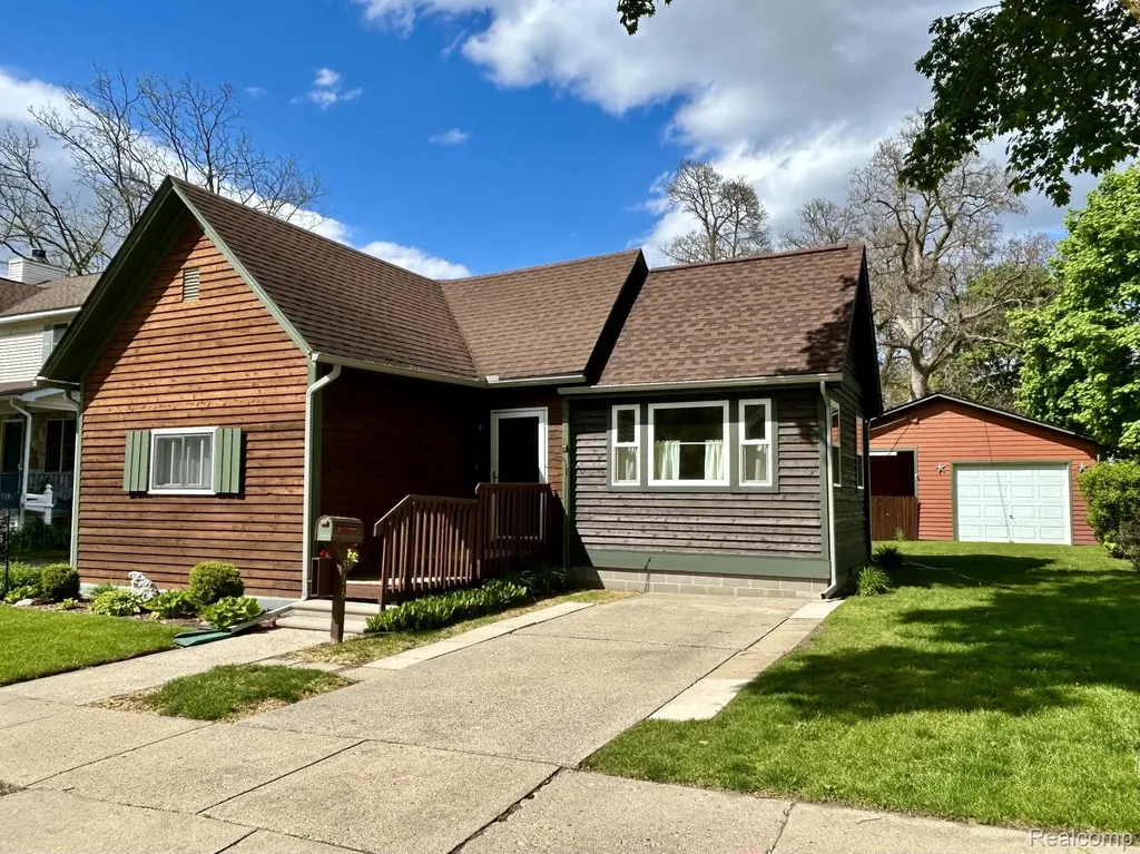 516 Clinton W Howell City MI 48843