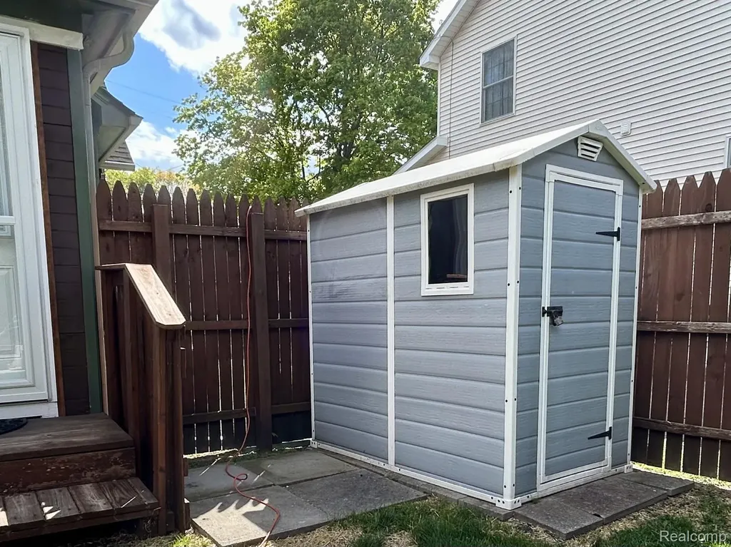516 Clinton W Howell City MI 48843