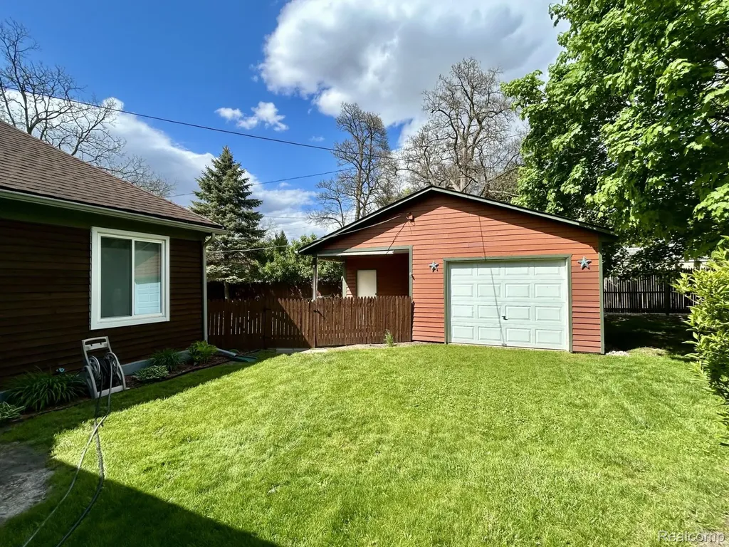 516 Clinton W Howell City MI 48843
