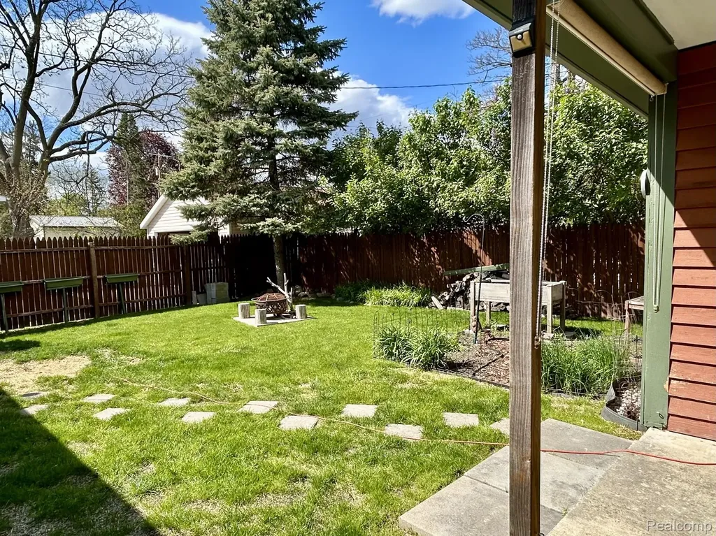 516 Clinton W Howell City MI 48843