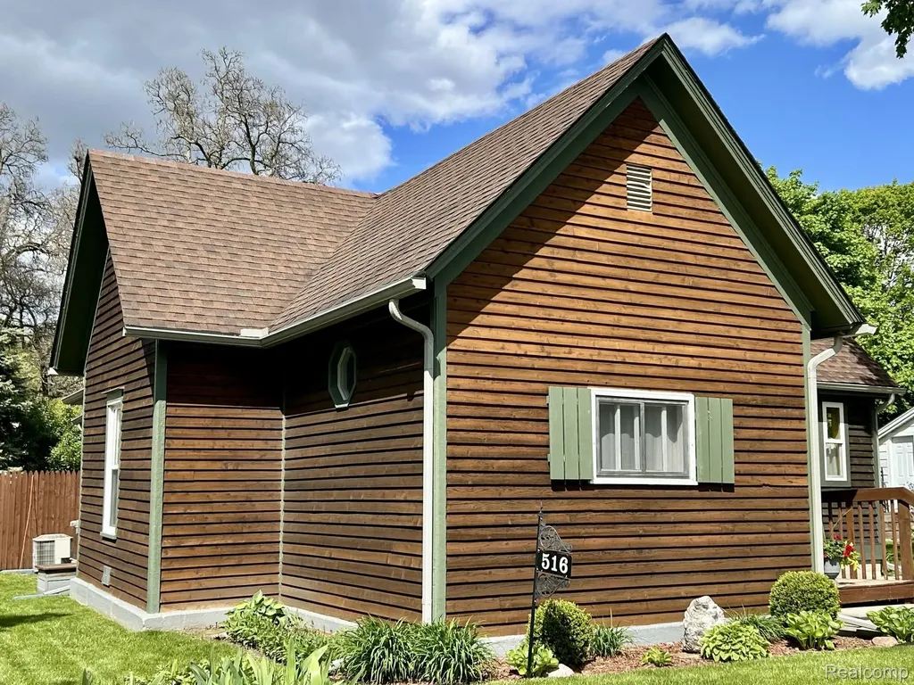 516 Clinton W Howell City MI 48843