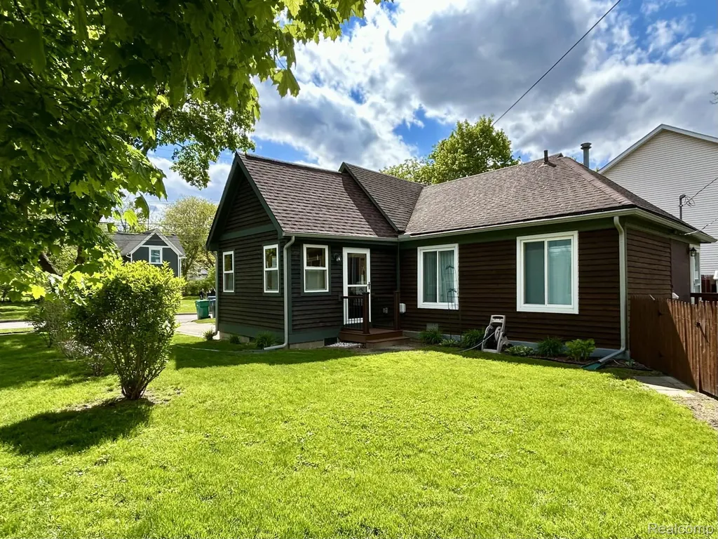 516 Clinton W Howell City MI 48843