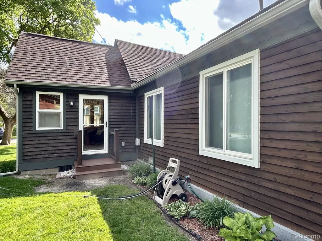 516 Clinton W Howell City MI 48843