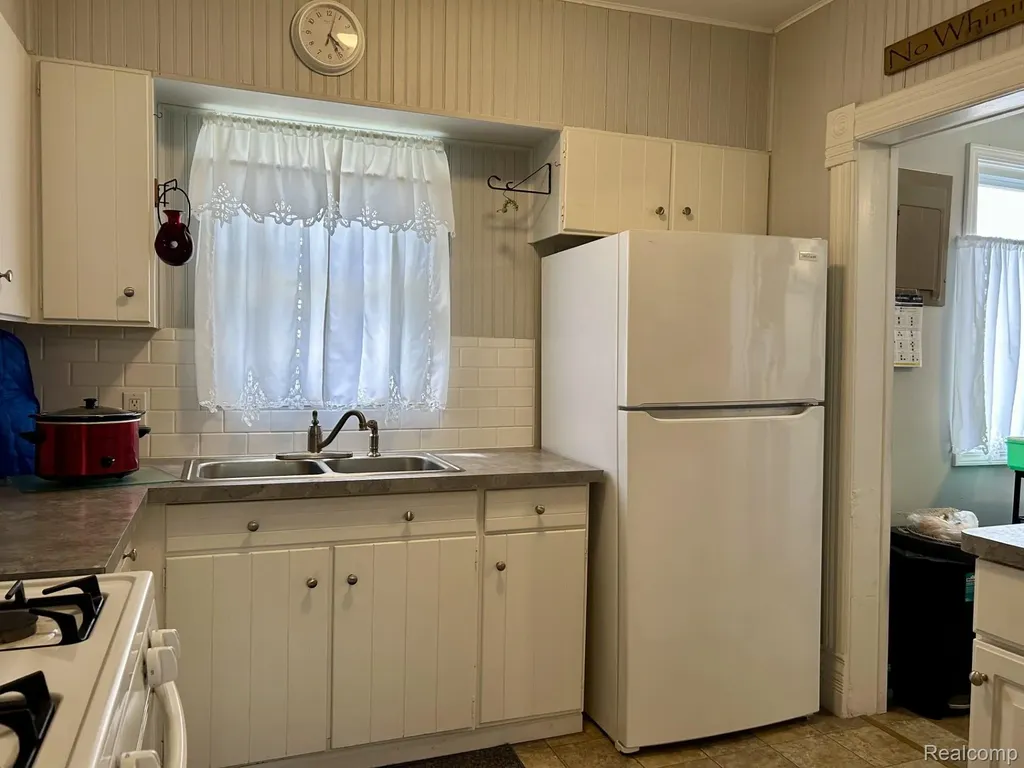 516 Clinton W Howell City MI 48843