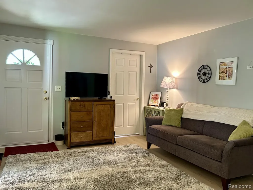 516 Clinton W Howell City MI 48843