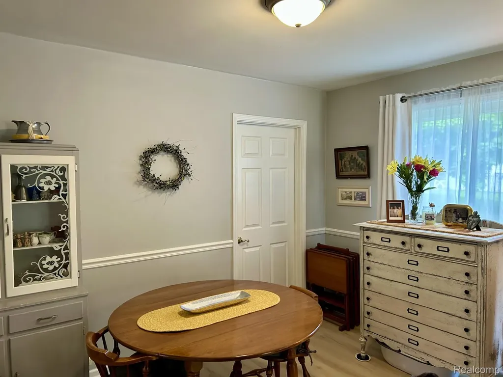 516 Clinton W Howell City MI 48843