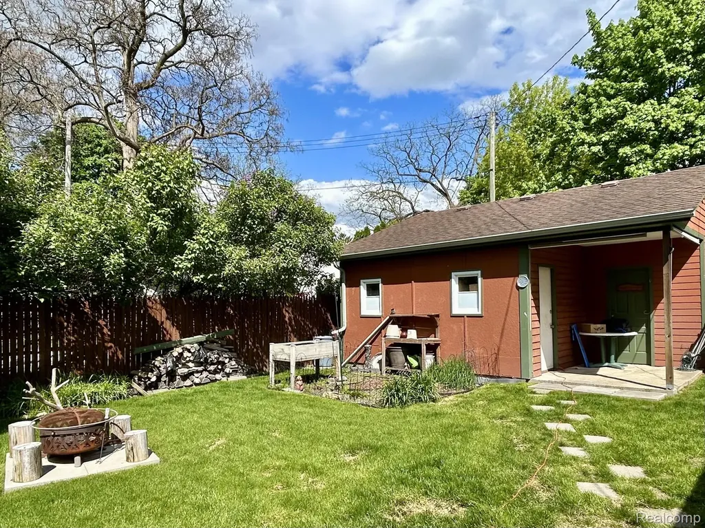 516 Clinton W Howell City MI 48843