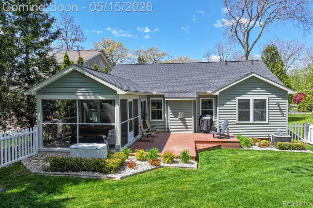 429 Grixdale Lane Waterford Charter Township MI 48328