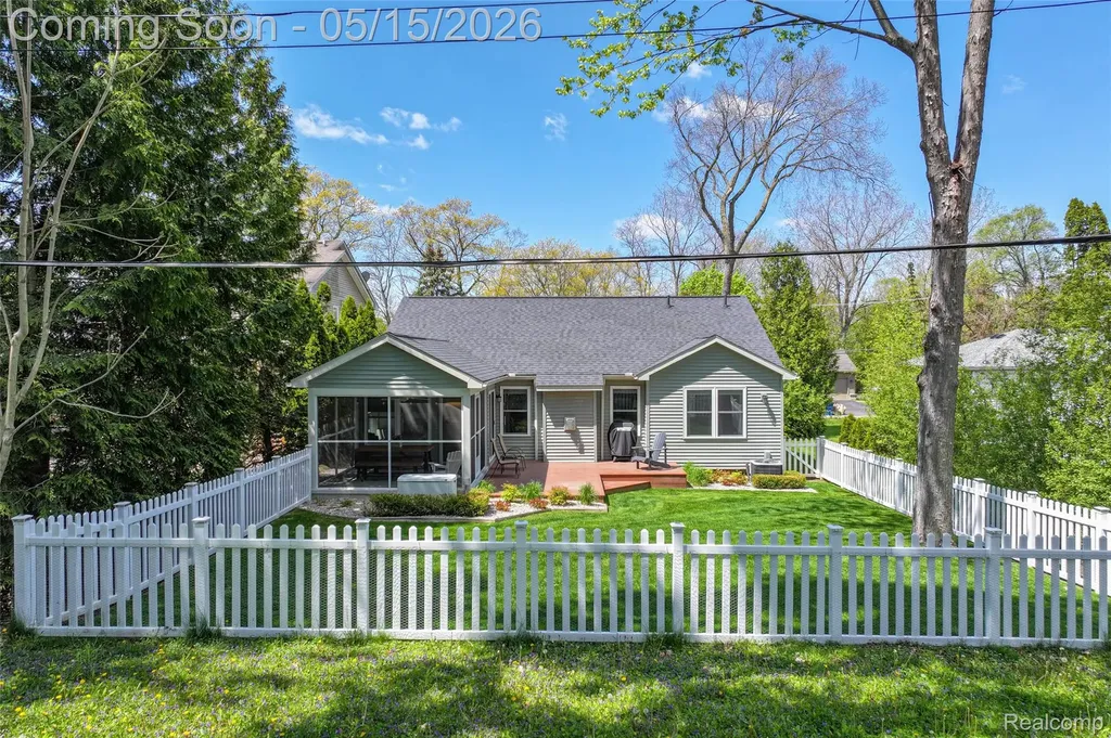 429 Grixdale Lane Waterford Charter Township MI 48328