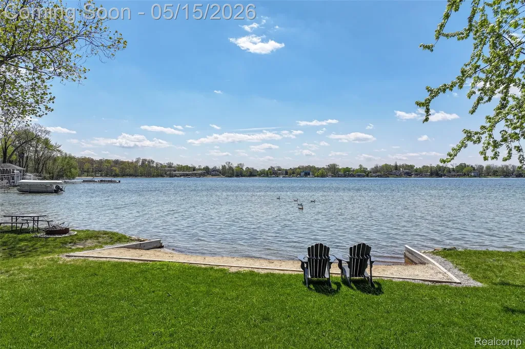 429 Grixdale Lane Waterford Charter Township MI 48328