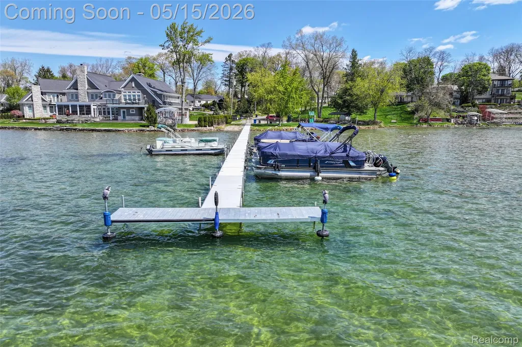 429 Grixdale Lane Waterford Charter Township MI 48328