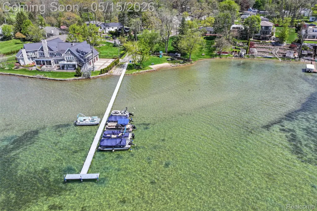 429 Grixdale Lane Waterford Charter Township MI 48328