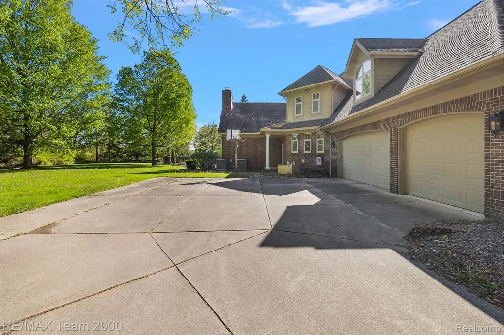 630 Sheldon Court Oakland Charter Township MI 48306