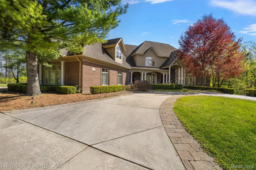 630 Sheldon Court Oakland Charter Township MI 48306